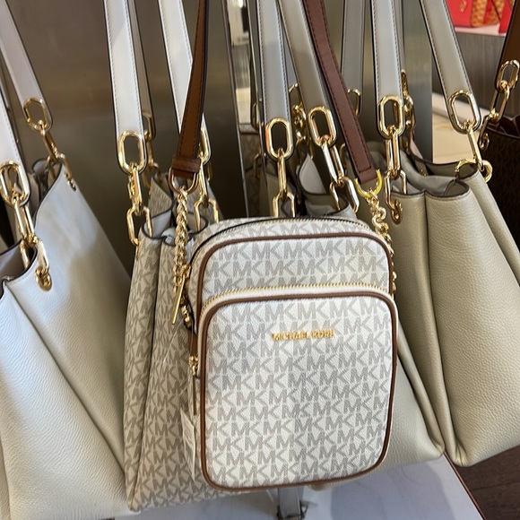 Michael Kors Women's Jet Set Travel Medium Logo Adult Crossbody Bag Vanilla - Picture 2 of 16